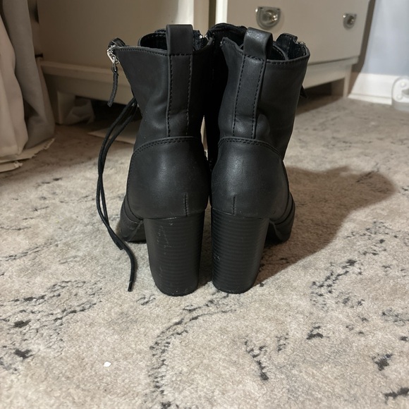 Black zip up boots with heel🖤 - Picture 4 of 5